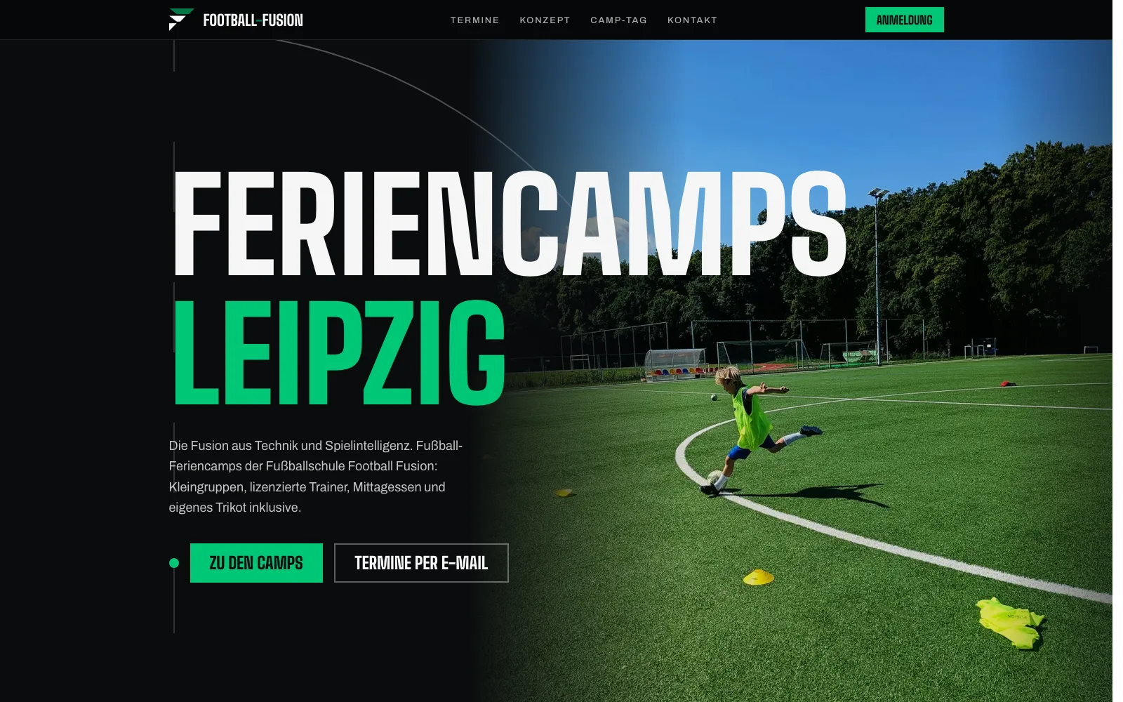 Startseite von Football Fusion: Schriftzug „Feriencamps Leipzig“ über einem Foto vom Trainingsplatz, daneben die Schaltflächen zu den Camps und zur Terminanfrage